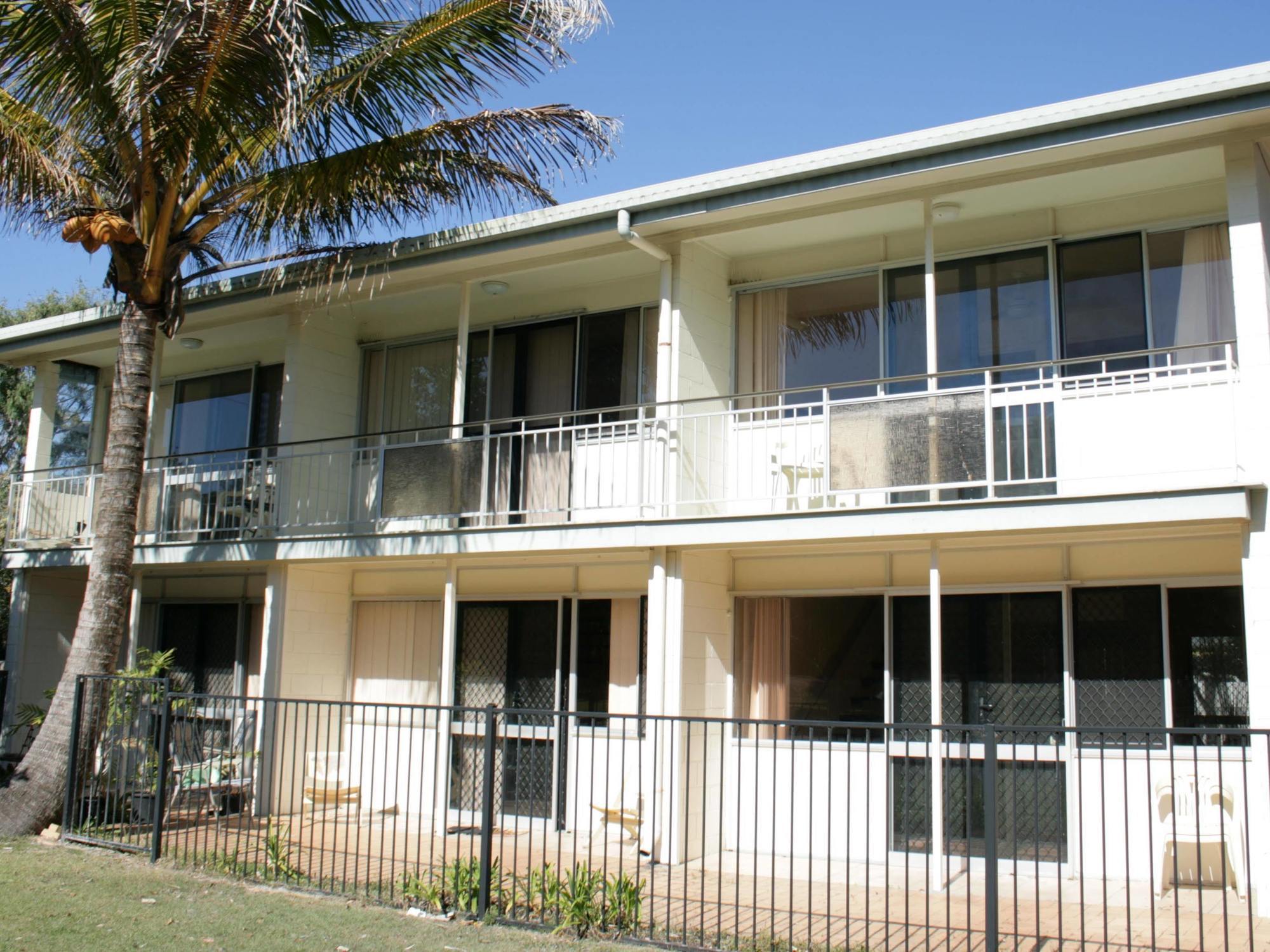 Pippies Beachhouse Backpackers Hostel Rainbow Beach Exterior photo